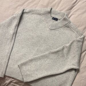 GAP Women's Light Gray V-Neck Sweater